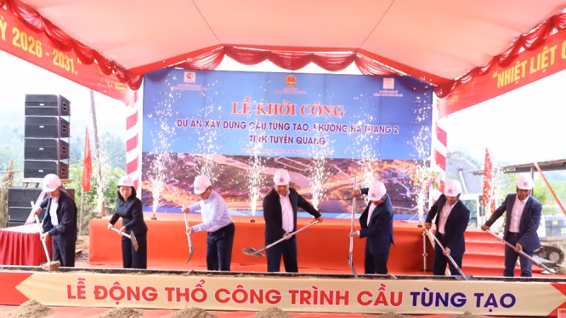 Các đồng chí lãnh đạo tỉnh Tuyên Quang và phường Hà Giang 2 thực hiện nghi thức khởi công xây dựng cầu Tùng Tạo.