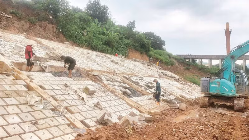 Công trình kè chống sạt lở bờ hữu sông Đà, phường Trung Minh, thành phố Hòa Bình (nay là phường Hòa Bình, tỉnh Phú Thọ).