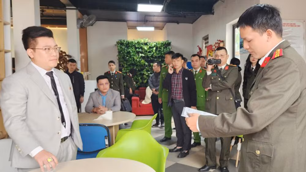 Cơ quan An ninh điều tra công bố quyết định khởi tố bị can đối với Hồ Quốc Thân năm 2025. (Ảnh: Bộ Công an)