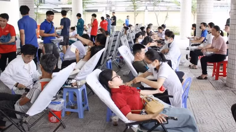 Đông đảo người dân, thanh niên đến hiến máu tình nguyện.