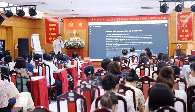 Ông Trần Khánh Tư giới thiệu khái quát về trí tuệ nhân tạo đến cán bộ, viên chức, người lao động Nhà xuất bản.