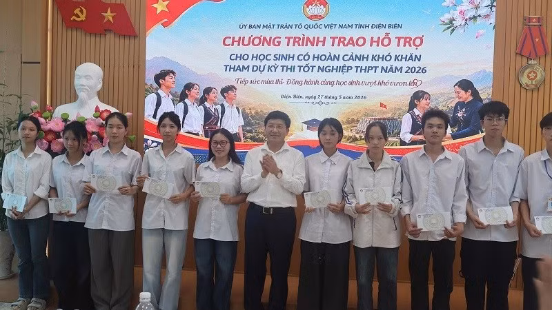 Đồng chí Mùa A Vảng, Ủy viên dự khuyết Trung ương Đảng, Phó Bí thư Tỉnh ủy, Chủ tịch Ủy ban Mặt trận Tổ quốc Việt Nam tỉnh Điện Biên trao kinh phí hỗ trợ học sinh nghèo, hoàn cảnh khó khăn trước kỳ thi.