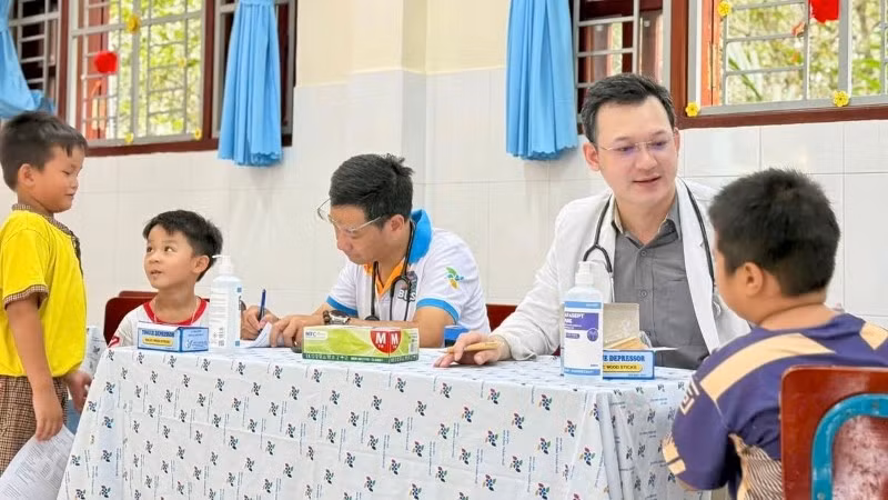 Khám sức khỏe cho học sinh tại xã Thạnh An.