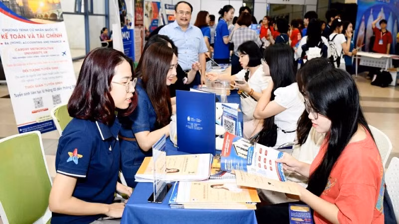 Học sinh tìm hiểu thông tin tuyển sinh tại Đại học Kinh tế quốc dân. (Ảnh: TUẤN ANH)