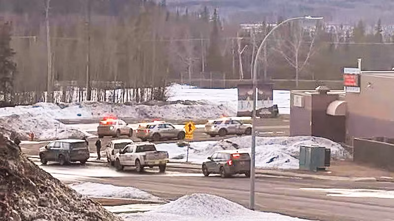 Cảnh sát triển khai bên ngoài trường học ở Tumbler Ridge, Canada. (Ảnh: ABC.NET.AU)