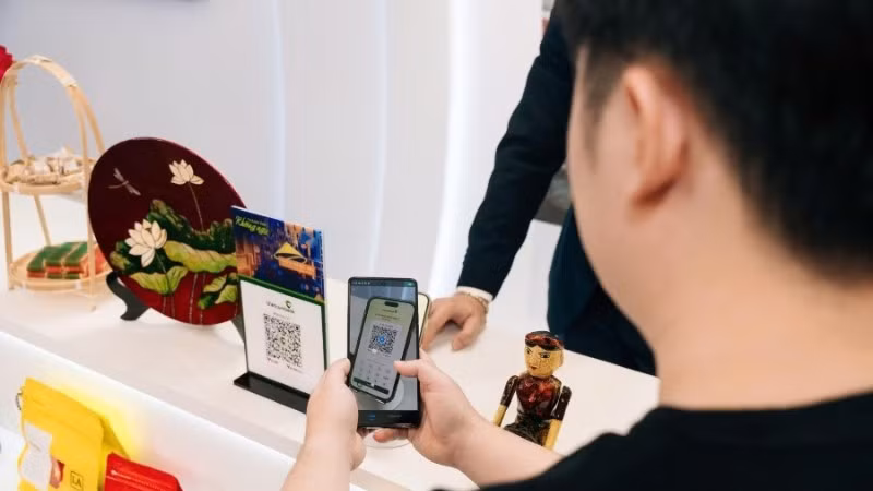 Người dùng trải nghiệm thanh toán QR xuyên biên giới.