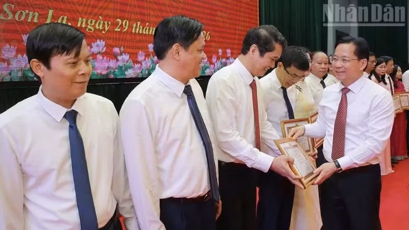 Đồng chí Hoàng Văn Nghiệm, Ủy viên Trung ương Đảng, Bí thư Tỉnh ủy Sơn La tặng Bằng khen của Ban Thường vụ Tỉnh ủy Sơn La cho các tập thể, cá nhân. 