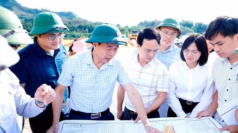 Chủ tịch Ủy ban nhân dân tỉnh Lê Văn Lương kiểm tra tại dự án Khu đô thị, thương mại, du lịch, dịch vụ và sân golf Huổi Phạ. (Ảnh: LÊ LAN)