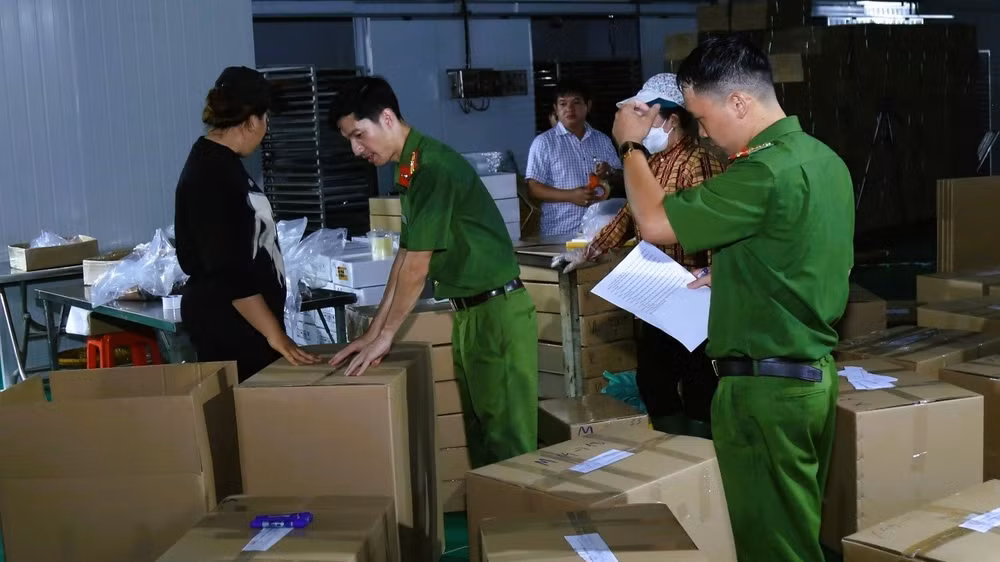 Lực lượng Cảnh sát kinh tế Công an thành phố Đồng Nai niêm phong số sản phẩm thu giữ tại Công ty Trách nhiệm hữu hạn Trần Lê Foods. (Ảnh: Công an thành phố Đồng Nai)