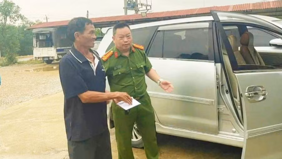 Công an xã Kim Ngân hỗ trợ anh Thân Trung Nhân đoàn tụ với gia đình sau 10 năm mất liên lạc. (Ảnh: Công an xã Kim Ngân)