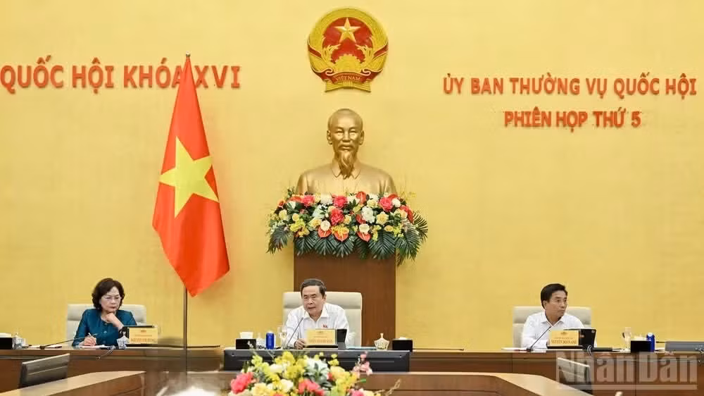 Chủ trì phiên họp thứ 5 Ủy ban Thường vụ Quốc hội khóa XVI. (Ảnh: THỦY NGUYÊN)
