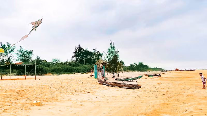 Bình yên trên bãi biển Cương Giáng, phường Phong Quảng, thành phố Huế. (Ảnh: MY NGUYỄN)