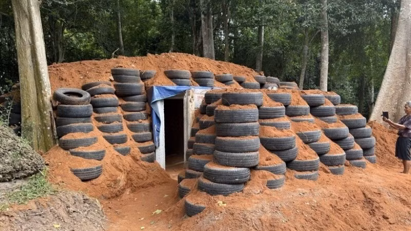 Hầm công sự do quân đội Thái Lan chuẩn bị tại khu vực Đền Ta Muen Thom ngày 23/7. (Ảnh: PHẠM HẢI/TTXVN)