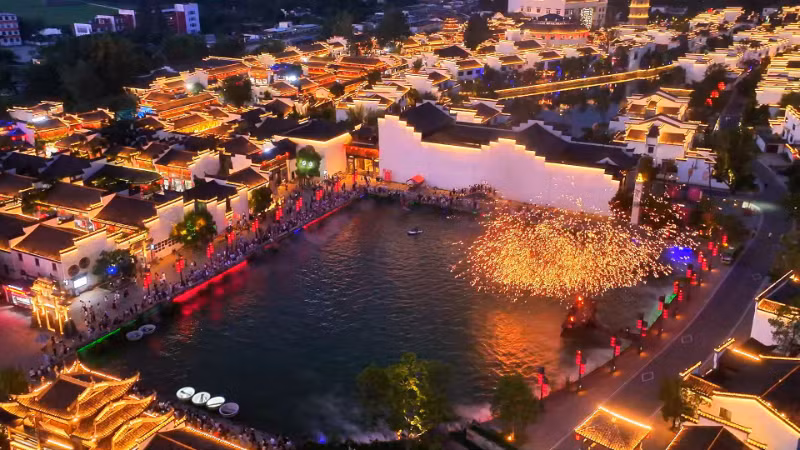 Du lịch đêm ở Thủy trấn Lê Kiều, thành phố Đồng Lăng, tỉnh An Huy, Trung Quốc. (Ảnh: Tân Hoa xã)