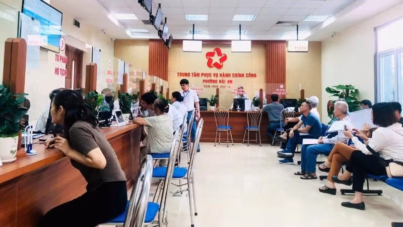 Cán bộ hướng dẫn người dân thực hiện thủ tục hành chính tại Trung tâm phục vụ hành chính công phường Hải An (thành phố Hải Phòng).