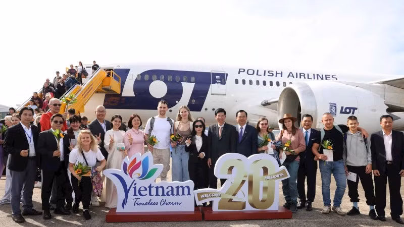 Lễ đón vị khách quốc tế thứ 20 triệu đến Việt Nam trong năm 2025. (Ảnh: Bộ VHTTDL)
