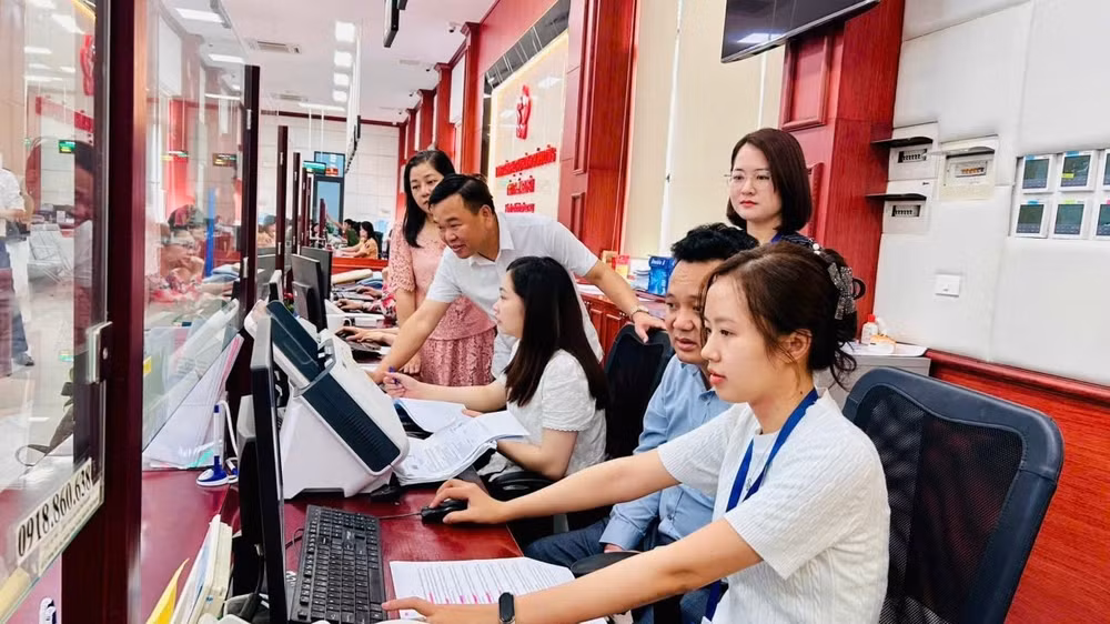 Giải quyết thủ tục hành chính tại Trung tâm phục vụ hành chính công tỉnh Thái Nguyên. (Ảnh: HÀ LINH)