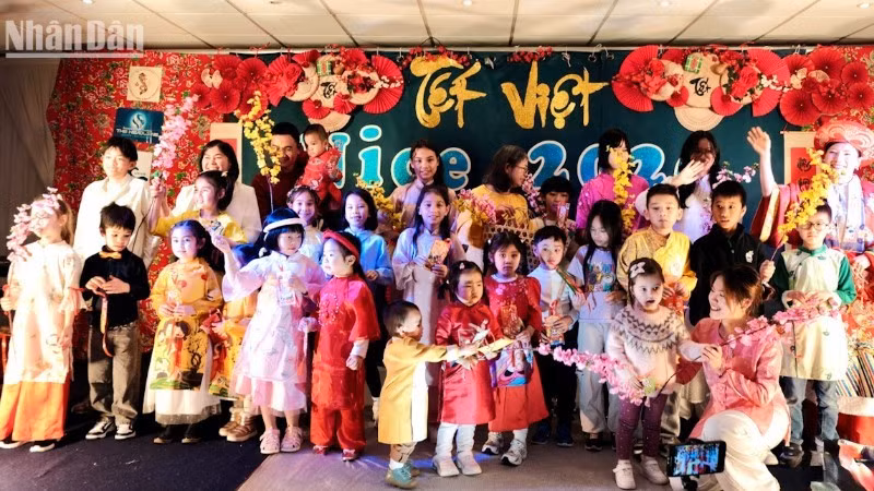 Con em các gia đình kiều bào tại Nice thích thú khi được khoác lên mình chiếc áo dài truyền thống mỗi dịp Tết đến Xuân về. (Ảnh: Báo Nhân Dân)