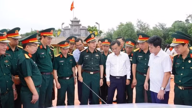 Ban Chỉ đạo tìm kiếm, quy tập và xác định danh tính hài cốt liệt sĩ tỉnh Quảng Trị kiểm tra thực địa, xem bản đồ xác định vị trí mộ liệt sĩ ở Câu Nhi.