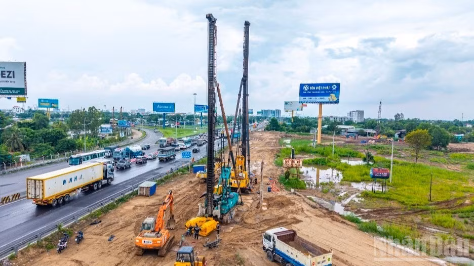 Máy móc, thiết bị đã được tập kết tại công trường nhưng chỉ có thể hoạt động trong phần mặt bằng nhỏ hẹp đã được giải phóng từ giai đoạn trước. (Ảnh: VŨ HUY)