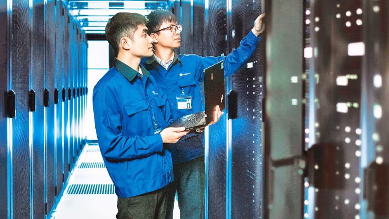 Kỹ thuật viên VNPT kiểm tra thiết bị tại trung tâm dữ liệu. (Ảnh minh họa)