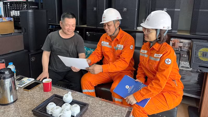 Gia đình ông Hoàng Thanh Bình, Tổ dân phố Tân Quang 7, phường Minh Xuân được cán bộ Công ty Điện lực Tuyên Quang đến tuyên truyền cách sử dụng điện tiết kiệm mùa nắng nóng.