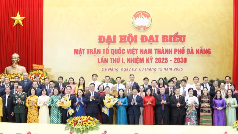 Ủy viên Trung ương Đảng: Nguyễn Thị Thu Hà, Phó Chủ tịch - Tổng Thư ký Ủy ban Trung ương Mặt trận Tổ quốc Việt Nam; Lê Ngọc Quang, Bí thư Thành ủy Đà Nẵng chụp ảnh cùng các Ủy viên Ủy ban Mặt trận Tổ quốc Việt Nam thành phố Đà Nẵng khoá I ra mắt Đại hội. 