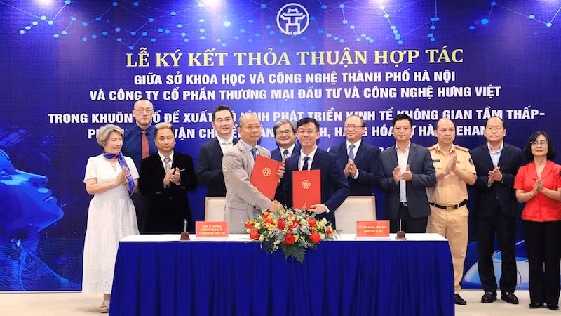 Lãnh đạo Sở Khoa học và Công nghệ Hà Nội ký thỏa thuận hợp tác với Công ty cổ phần Thương mại đầu tư và Công nghệ Hưng Việt. (Ảnh: Sở Khoa học và Công nghệ Hà Nội)