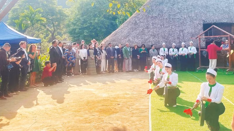 Giới thiệu nét đẹp văn hóa của đồng bào dân tộc thiểu số với du khách.
