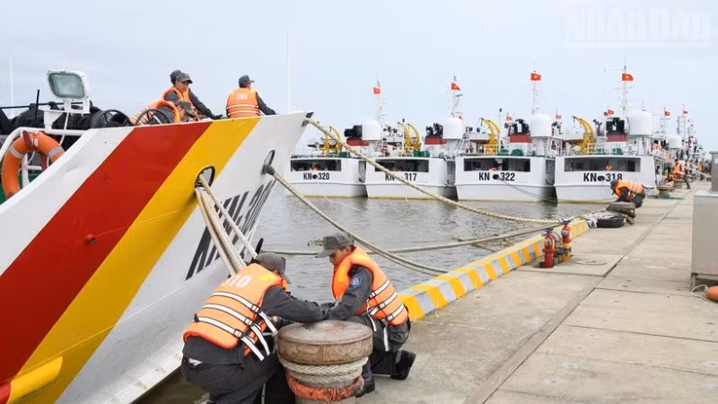Các tàu Chi đội Kiểm ngư số 3 neo đậu tại cảng gia cố hệ thống dây buộc tàu.