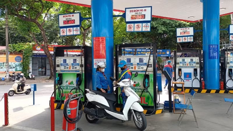 Người dân bơm xăng tại một cửa hàng xăng dầu trên phố Thái Thịnh (Hà Nội). (Ảnh: HOÀNG ANH)