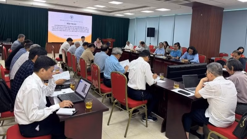 Hội thảo “Giải pháp phát huy vai trò của Liên hiệp Hội Việt Nam là cầu nối giữa các hội thành viên, đội ngũ trí thức khoa học và công nghệ với cơ quan Đảng, Nhà nước và Mặt trận Tổ quốc trong các hoạt động tư vấn, phản biện và giám định xã hội”. (Ảnh: BÍCH LIÊN)