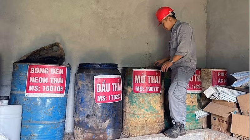 Nhà kho phân loại, lưu giữ chất thải nguy hại phát sinh trong quá trình sản xuất tại Công ty Cổ phần Khai khoáng Minh Đức, tỉnh Yên Bái. (Ảnh: THANH NGÀ)