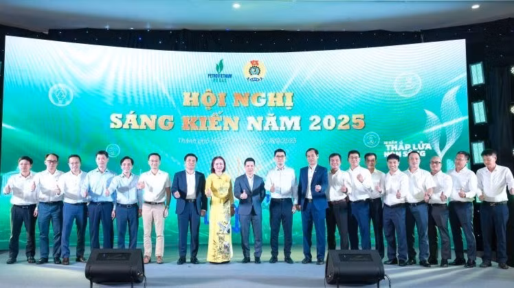 Chủ tịch Công đoàn Petrovietnam và Lãnh đạo PV GAS chụp ảnh lưu niệm tại hội nghị.