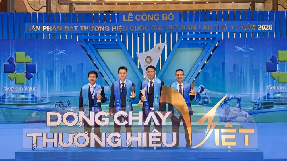 Đại diện 4 thương hiệu trong hệ sinh thái Tasco đến tham dự và nhận cúp vinh danh tại sự kiện. (Ảnh: Tasco)