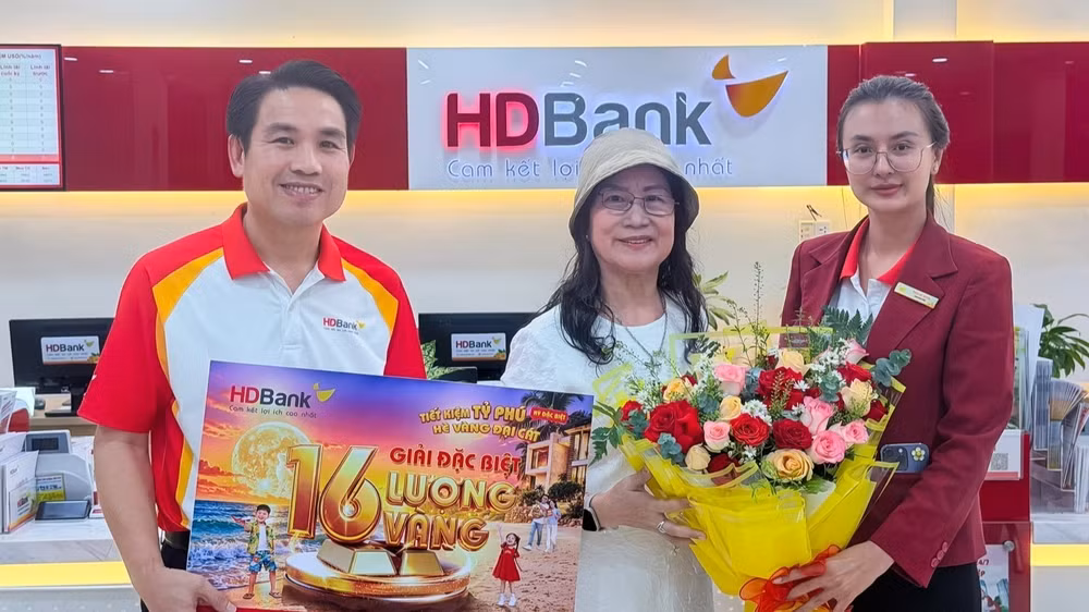 Khách hàng Mã Tiếp Ngân (giữa) bất ngờ khi trúng giải thưởng cao nhất của chương trình. (Ảnh: HDBank)