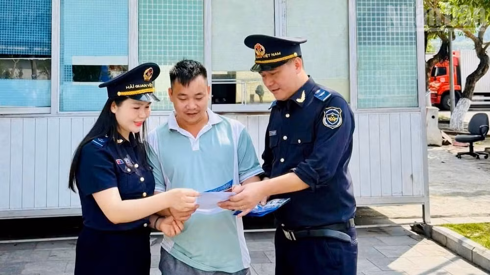 Hải quan Cửa khẩu Hữu Nghị tuyên truyền pháp luật cho lái xe. (Ảnh: HẢI QUAN KHU VỰC VI)