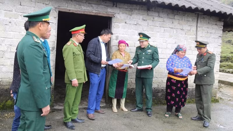 Lực lượng công an, bộ đội biên phòng đẩy mạnh tuyên truyền bầu cử tại các xã biên giới Tùng Vài, tỉnh Tuyên Quang.