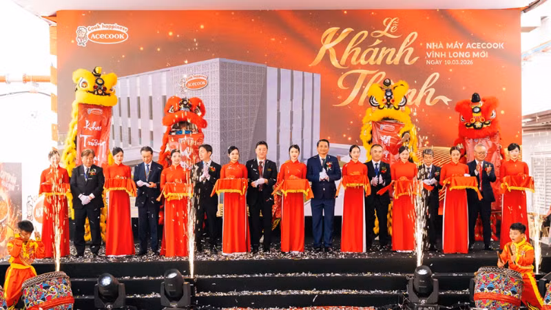 Các đại biểu và ban lãnh đạo Công ty tham gia nghi thức khánh thành nhà máy Acecook Vĩnh Long. 