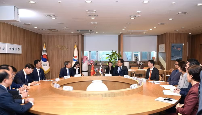 Chủ tịch Ủy ban nh&acirc;n d&acirc;n th&agrave;nh phố H&agrave; Nội Vũ Đại Thắng l&agrave;m việc với Thị trưởng Seoul Oh Se-hoon. (Ảnh: Kh&aacute;nh V&acirc;n/TTXVN)