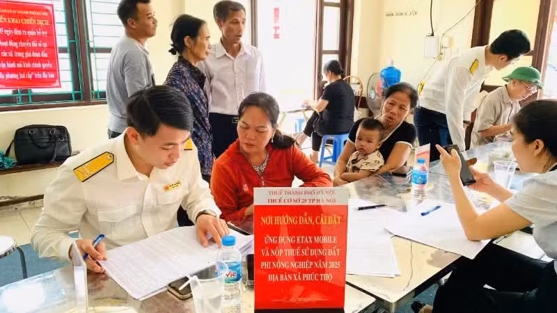 Cán bộ thuế thành phố Hà Nội thực hiện chiến dịch làm sạch dữ liệu đất đai.