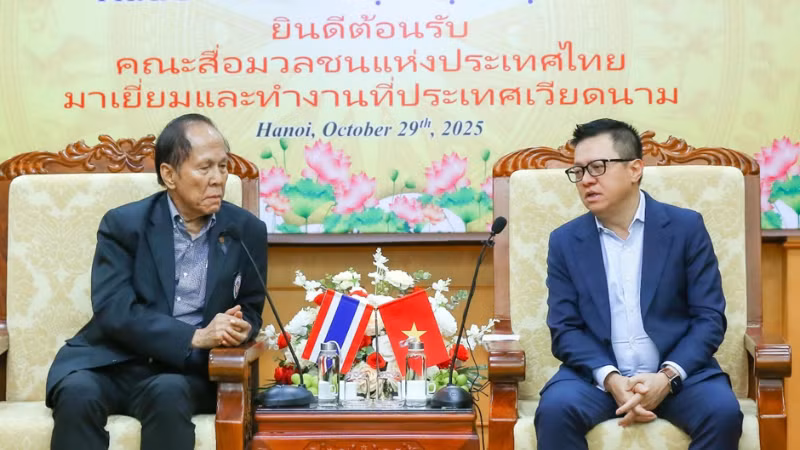 Ông Lê Quốc Minh, Ủy viên Trung ương Đảng, Tổng Biên tập Báo Nhân Dân, Phó Trưởng ban Tuyên giáo và Dân vận Trung ương, Chủ tịch Hội Nhà báo Việt Nam và ông Nakorn Veerapravati, Chủ tịch Liên đoàn Nhà báo Thái Lan trực thuộc Hoàng gia Thái Lan. (Ảnh: SƠN HẢI)
