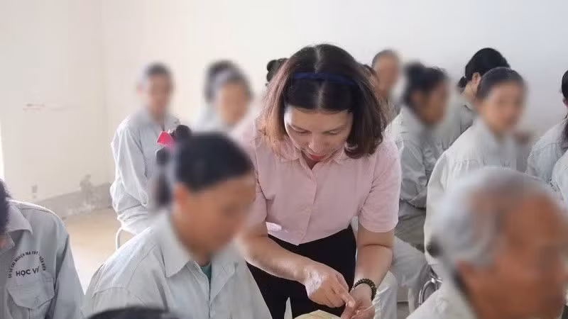 Cán bộ tín dụng Ngân hàng Chính sách xã hội tỉnh Điện Biên tư vấn các chính sách hỗ trợ vay vốn cho người sau cai nghiện ma túy tại Điện Biên.