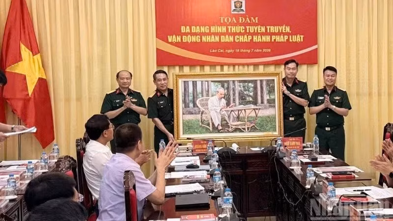 Báo Quân đội nhân dân tặng quà Bộ Chỉ huy quân sự tỉnh Lào Cai. (Ảnh: THANH SƠN)