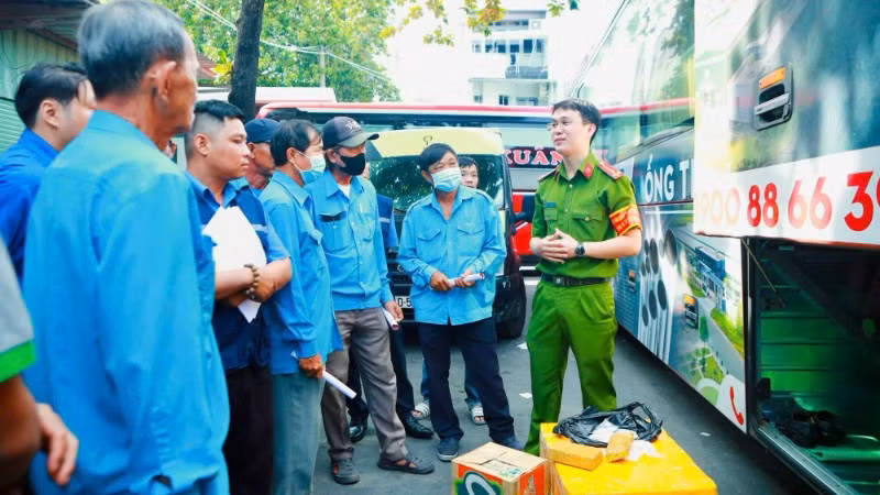 Lực lượng chức năng tập huấn cho nghiệp đoàn xe ôm tại bến xe về nhận diện các loại hình tội phạm.