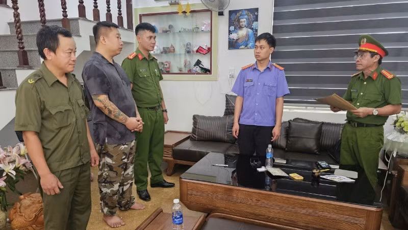 Cơ quan chức năng ra quyết định tạm giữ người trong trường hợp khẩn cấp đối với Phạm Duy. (Ảnh: Công an Quảng Trị)