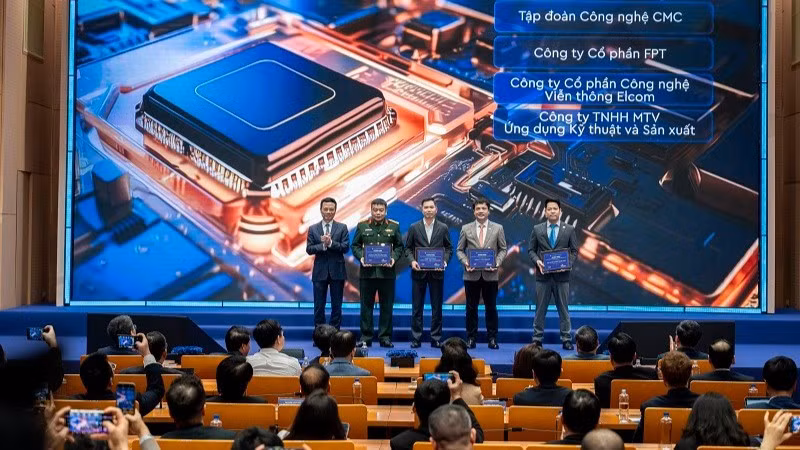 Bộ trưởng Khoa học và Công nghệ Nguyễn Mạnh Hùng trao chứng nhận đơn vị đồng hành Hệ sinh thái Đổi mới sáng tạo Hà Nội cho các doanh nghiệp.