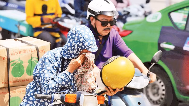 Nắng nóng ảnh hưởng đến sức khỏe, sinh hoạt của người dân.