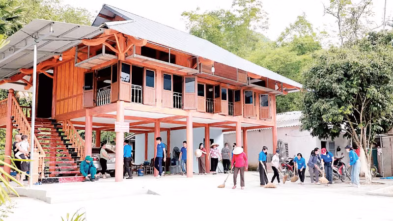 Người dân giúp gia đình ông Nguyễn Viết Đôn ở thôn Đồng Kem, xã Đồng Yên, Tuyên Quang dọn vào nhà mới. (Ảnh: TRỊNH KHÁNH TOÀN)