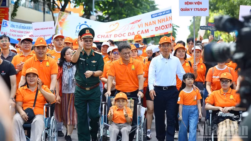 Đại biểu tham gia chương trình đi bộ "Vì nạn nhân chất độc da cam/dioxin". (Ảnh: TRỌNG ANH)
